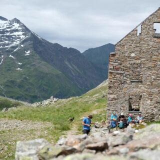 Gemeinsame Tage draußen 🗻🌲🌼

Mehr Infos und Fotos zu unseren Sommerwochen der letzten Jahre, die wir an den unterschiedlichsten Plätzen in Österreich und Umgebung verbracht haben, findest du auf unserer Homepage, Link in Bio.

📷 Sommerwoche Rauris, Juli 2023

#tagedraussen #bewegung #geologischewanderung #tauernfenster #goldbergbau #raurisertal #nationalparkhohetauern #oenjverbindet #oenj_tirol #oenjtirol #oenj_sbg #naturschutzjugend