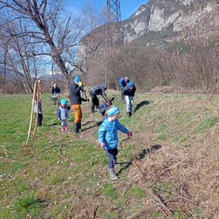 🦋💚 Biotoppflege in Thereses Wildnis am Völser Gießen 🌱🐸

Viele helfende Hände der #oenj_tirol haben am Wochenende bei perfektem Wetter mitgeholfen, das Biotop Thereses Wildnis fit für den Frühling zu machen. Danke @martinaaustirol fürs Anleiten!

Wir haben die Böschung gelichtet und einen Teil der Fläche für die schon sprießenden Pflanzen so hergerichtet, dass die Artenvielfalt gefördert wird. Das anfallende Gestrüpp-Material konnte direkt für die Benjeshecke weiterverwendet werden. 

Zeit zum Spielen, gemeinsames Jausnen und eine Abkühlung für unsere Füße in den Tümpeln durften dabei auch nicht fehlen!

Thereses Wildnis ist eine kleine Oase inmitten von intensiv bewirtschafteter Flächen.

📷 Biotoppflegeaktion Thereses Wildnis, März 2024

#oenj_tirol #oenjtirol #naturschutzjugend #naturschutz #naturerlebnis #biotop #thereseswildnis #biotoppflege #artenschutz #frühling #aktion #gemeinsamnaturerleben #bleibendesschaffen #ausgleich #gemeindevöls