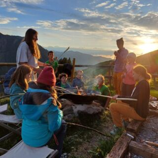 pur und hautnah
Naturerlebnis mit der @oenj_tirol auf der @auracher_hochwildalm 🏕

📷 Pfingstzelttage Kitzbüheler Alpen, Mai 2024

#lagerfeuer #kreis #gemeinschaft #gemeinsamnaturerleben #naturschutzjugend #tagedraußen #tagedraussen #draußenzuhause #oenj_tirol #önjtirol #frischeluftgenießen #höhenluft #kitzbühleralpen #kitzbüheleralpen #hochwildalm #naturerlebnis #naturfreunde