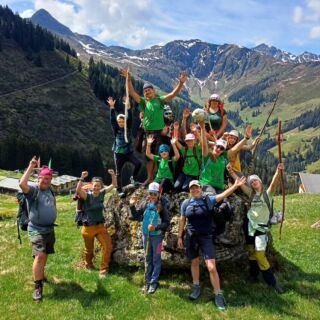 Tage draußen tun so gut!

☀️☀️☀️☀️☀️☀️☀️☀️☀️

In der Natur zu sein, aktiviert, inspiriert, entspannt, sensibilisiert, beruhigt, stärkt, ... uns und unser gesamtes Körpersystem. Manchmal fühlen wir uns wie ausgewechselt nach ein paar ganz einfachen Tagen draußen. 

Natur wirkt! Gemeinschaft stärkt!

📷 Pfingstzelttage Kitzbüheler Alpen, Mai 2024

#tagedraussen #tagedraußen #naturerfahrung #naturwirkt #ausgleich #naturerlebnistage #naturerlebnis #draussenzuhause #draußenzuhause #zelttage #zeltlager #zelt #freiheit #ursprünglichkeit #gemeinsamnaturerleben #naturschutzjugend #oenj_tirol #oenjtirol #önjtirol